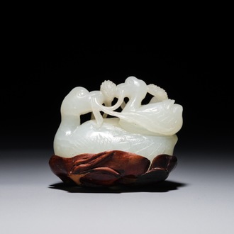 Un groupe en jade sculpté figurant deux canards mandarin sur feuille de lotus, 19ème